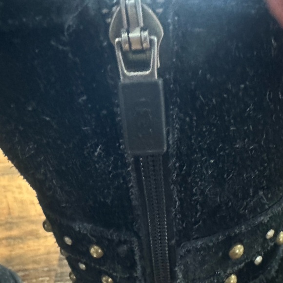 Ugg Australia Girls y5 Studded “Clovis” Boots. Black. - Picture 6 of 10